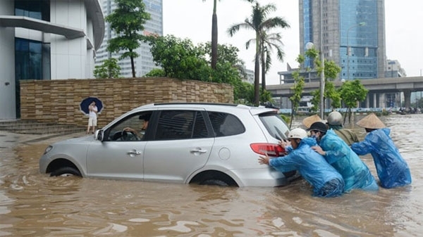 Thủ tục hưởng bảo hiểm ô tô bị ngập nước do mưa lũ như thế nào, nhiều tài xế mới cần biết?