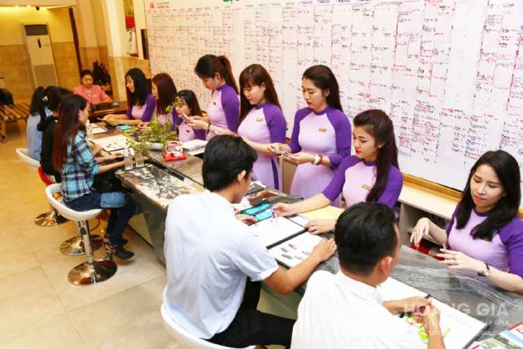 NHÂN VIÊN LỄ TÂN